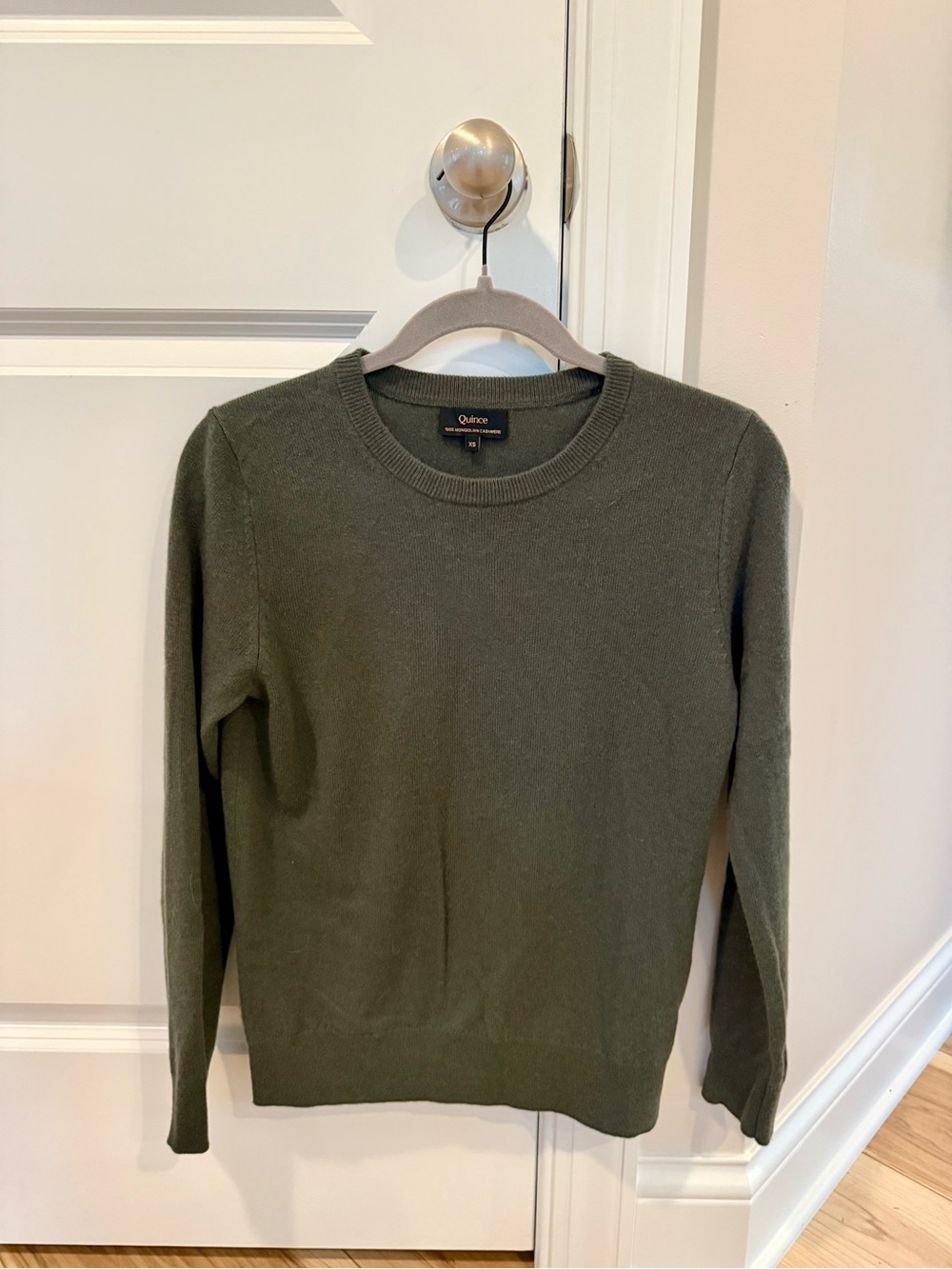 Quince Women’s Crewneck Mongolian Cashmere Sweater in Olive Green